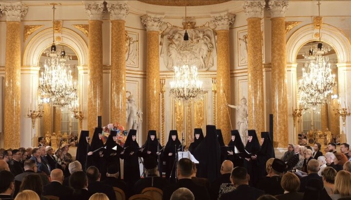 Χορωδία των αδελφών της Γεωργιανής μετοχίου στη Βαρσοβία. Φωτογραφία: Επαρχία Ρόβνο