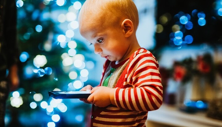 Children with smartphones. Illustrative photo: helenjank/Pixabay
