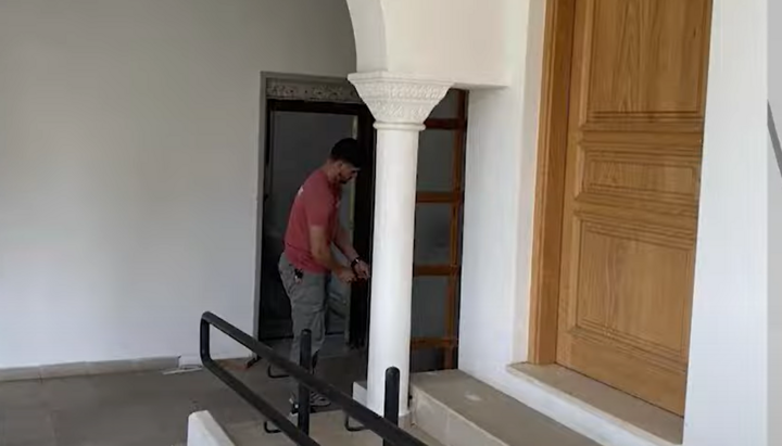 Υδραυλικός αλλάζει τις κλειδαριές στις εισόδους της επαρχιακής διοίκησης της Πάφου. Φωτογραφία: Omega
