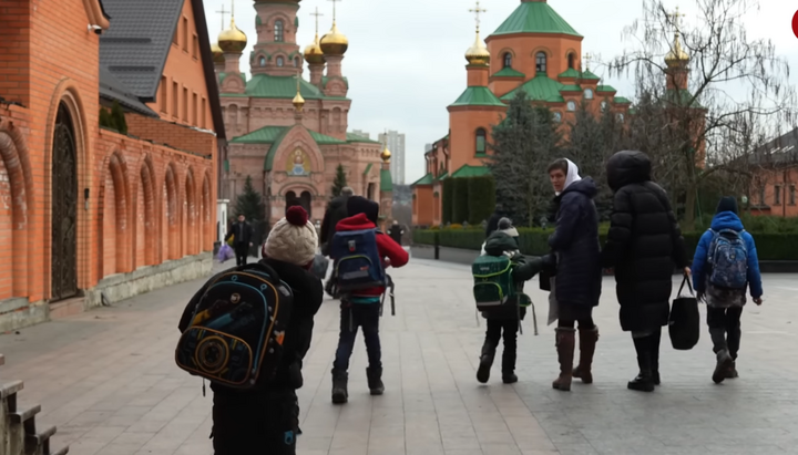 Школа при Голосіївському монастирі УПЦ. Фото: скріншот ютуб-каналу «Слідство.Інфо»