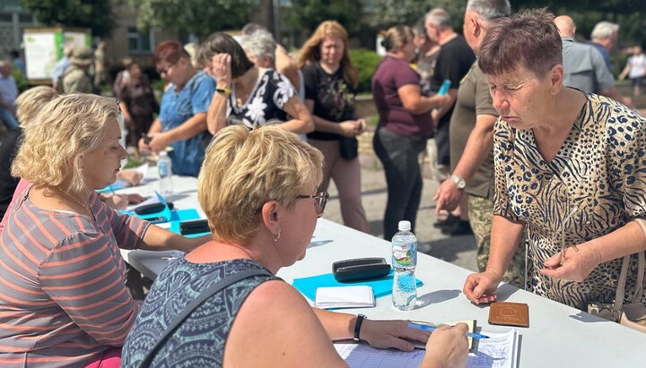 People unrelated to the parish are voting on the square in Bucha for the transition of the UOC community to the OCU. August 2023. Photo: Bucha City Council
