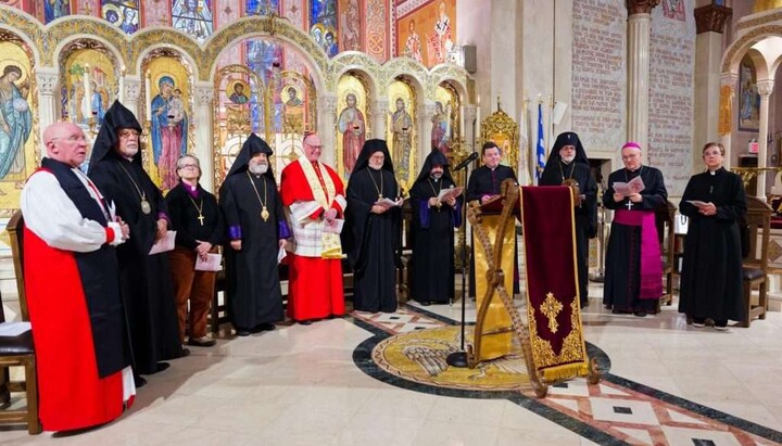 Συμμετέχοντες στη δέηση στον ναό της Αγίας Τριάδας του Οικουμενικού Πατριαρχείου στις ΗΠΑ. Φωτογραφία: orthodox observer