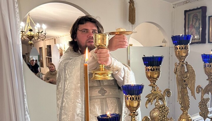 Протоиерей Александр Чернядьев на Литургии. Фото: Фейсбук Троицкого храма