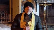 Priest at prayer vigil near Kyiv Lavra: We must give God the best we have