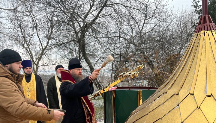 Освящение купола и креста для строящегося храма УПЦ в поселке Аулы Днепропетровской области. Фото: Каменская епархия