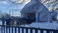 В Кузьмине рейдеры срезали замки на храме УПЦ, идет захват