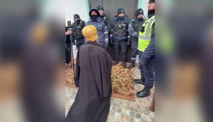 Архієпископ Православної Церкви Молдови Петро біля храму в селі Деренеу. Фото: «Блокнот Молдова»