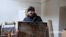 У прифронтовій Юрківці поліція допомогла вивезти ікони з розбитої церкви УПЦ
