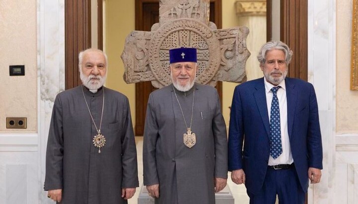 Ο Καθολικός Όλων των Αρμενίων Γκαρεγκίν Β' δέχθηκε στον Πρωτόθρονο Էτσμιατζίν τον διεθνή νομικό Ρόμπερτ Άμστερνταμ. Φωτογραφία: panorama.am