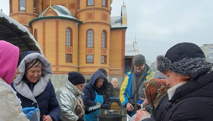 Благотворительные обеды при храме Воздвижения Креста Господня в Обухове. Фото: ОВЦС УПЦ