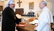 Шевчук знову запросив папу до Києва і подарував йому «голуба миру»