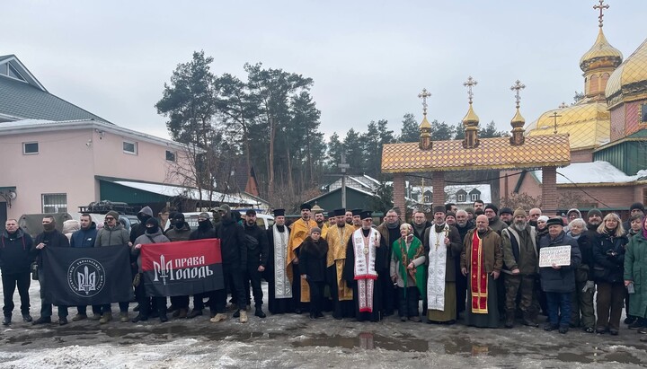 Захоплювачі храму Іоанна Воїна в Биківні. Фото: ФБ-сторінка Сергія Горобцова