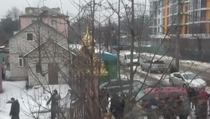 Рейдери ПЦУ вторглися на територію Іоаннівського храму УПЦ у Києві. Фото: Дозор