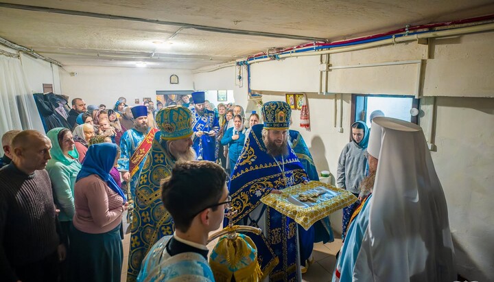 Стрітенська громада УПЦ в Черкасах відзначає престольне свято в підвалі житлової багатоповерхівки. Фото: прес-служба Черкаської єпархії УПЦ.