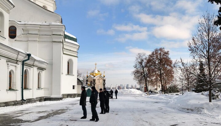 Співробітники заповідника перед Хрестовоздвиженським храмом. Фото: ТГ-канал о. Микити Чекмана