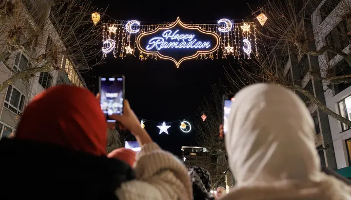 Ramadan installation in the German city of Frankfurt. Photo: picture alliance/dpa | Lando Hass
