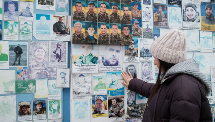 Стена в Киеве с погибшими украинскими военными. Фото: CNN