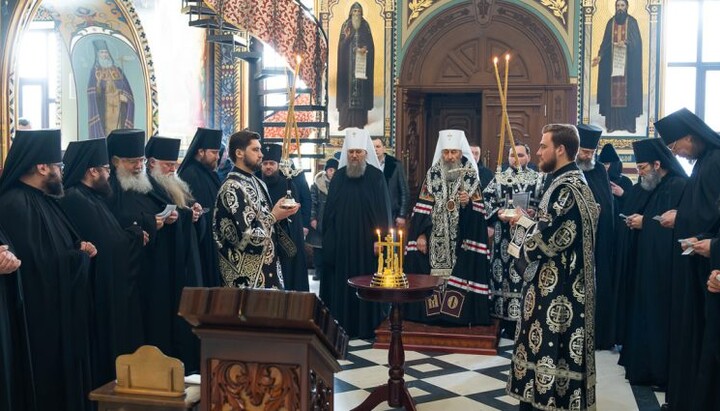 Блаженніший Митрополит Київський і всієї України Онуфрій звершив молитву за спокій воїнів і загиблих у війні мирних жителів. Фото: УПЦ