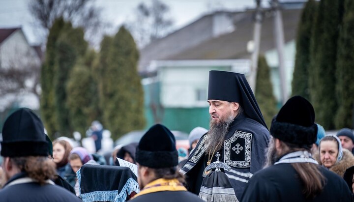 Єпископ Антоній читає Великий канон під відкритим небом у Корсунь-Шевченківському. Фото: Черкаська єпархія