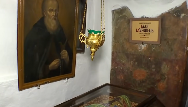 Табличка біля святих мощей преподобного Іллі Муромця. Фото: Скріншот відео ТСН