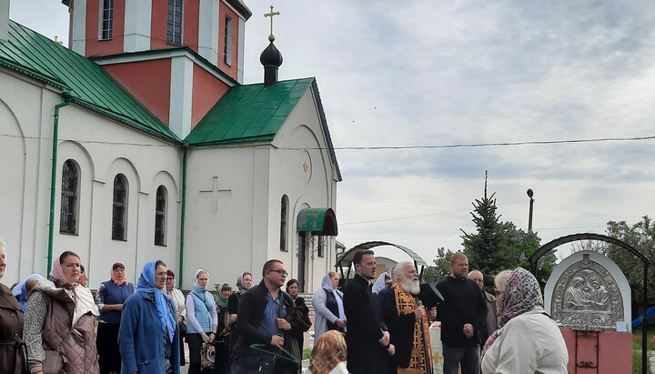 Віруючі УПЦ в Іванкові моляться біля захопленого храму. Фото: facebook.com/zvcaves