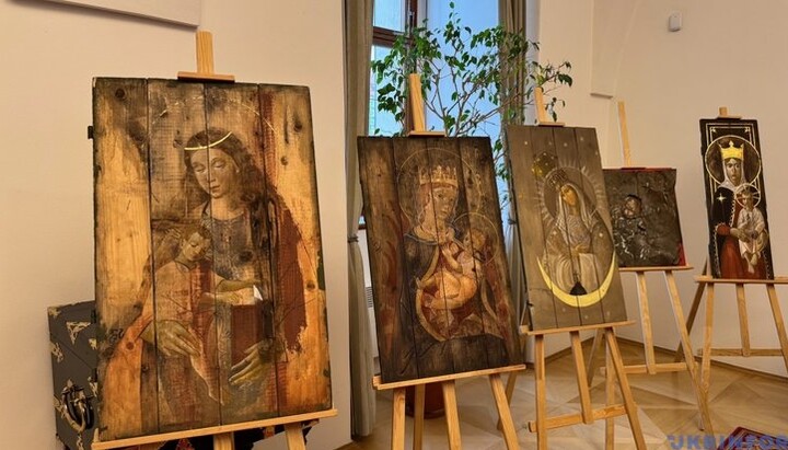 Η Ουκρανία παρουσίασε στην Τσεχία εικόνες γραμμένες σε κιβώτια από τσέχικα βλήματα