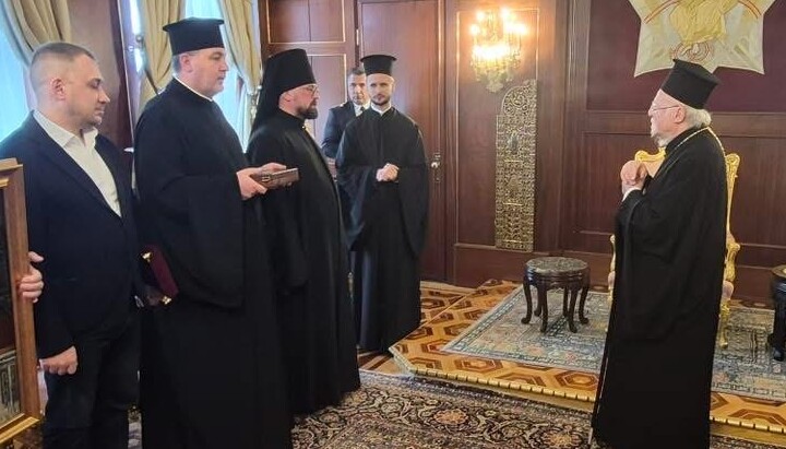 Делегація ПЦУ вручає Патріарху Варфоломію пам'ятні подарунки від Думенка. Фото: ПЦУ