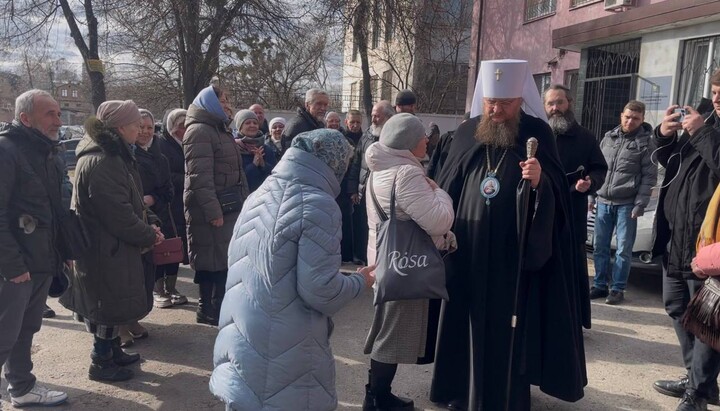 Верующие и митрополит Феодосий у суда в Киеве. Фото: Черкасская епархия