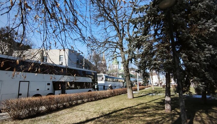 0“parishioners” were brought in from other regions for Serhiy Dumenko’s “service” at the Refectory Church of the Kyiv Caves Lav. Photo: Fortetsia Lavra Telegram channel
