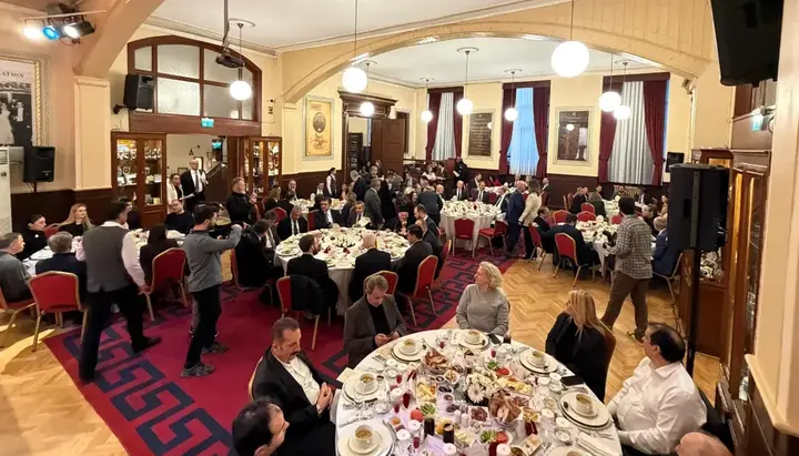 Ο Πατριάρχης Βαρθολομαίος επισκέφθηκε ισλαμικό ιφτάρ σε ορθόδοξο λύκειο της Κωνσταντινούπολης