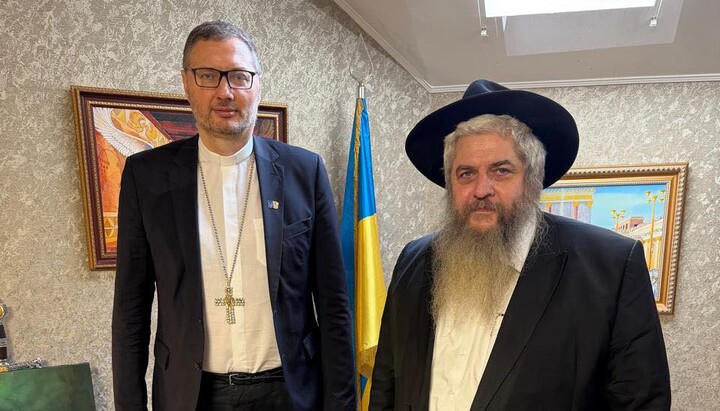 Vatican Nuncio to Ukraine, Visvaldas Kulbokas, and Chief Rabbi of Ukraine, Moshe Azman, in the synagogue. Photo: Asman's Facebook