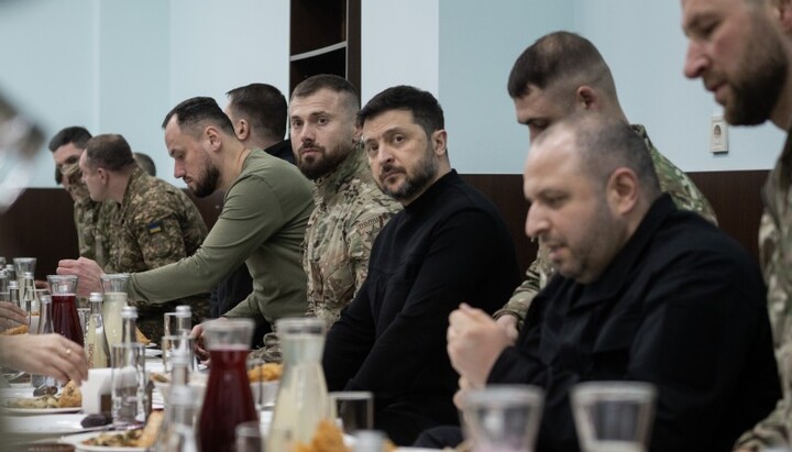 Зеленський на мусульманському іфтарі. Фото: amu.org.ua
