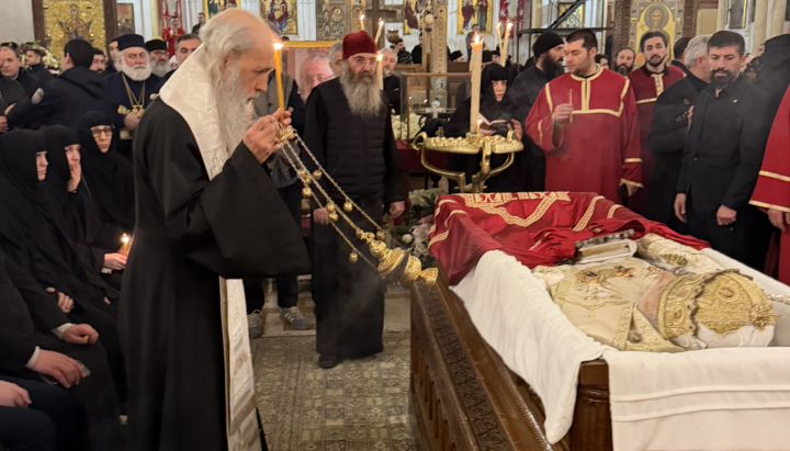 Ο Μητρополίτης Σέργιος τελεί λιτή για τον Πατριάρχη Ηλία Β΄ στον Καθεδρικό Ναό της Αγίας Τριάδος. Φωτογραφία: UOC