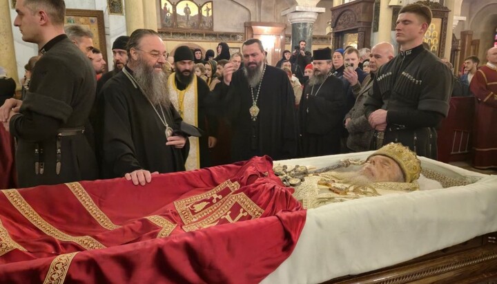Митрополит Лонгин біля труни покійного Патріарха Ілії II. Фото: СПЖ