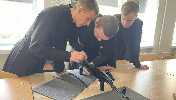 OCU students learn to handle automatic weapons. Photo: VOTA Facebook