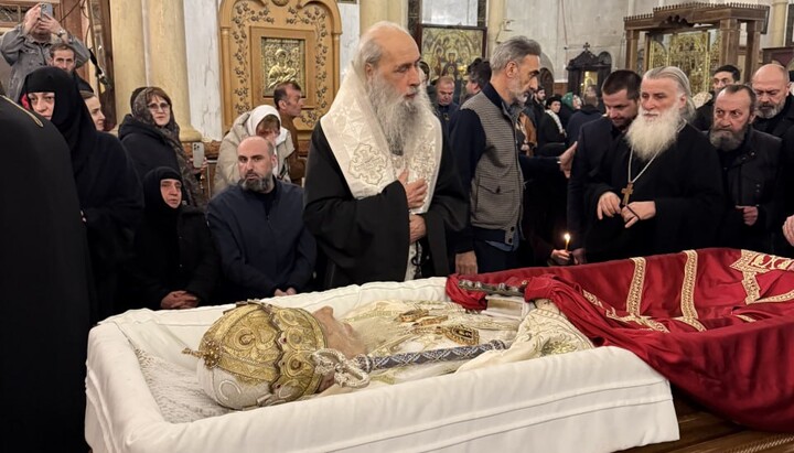 Митрополит Сергій біля труни Патріарха Ілії. Фото: СПЖ