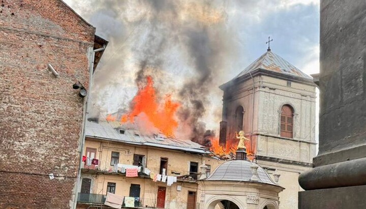 Прилет дрона по зданию в центре Львова. Фото: открытые источники