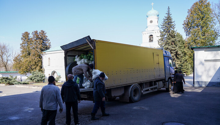 Гуманітарна допомога, доставлена до Святогірської лаври. Фото: svlavra.church.ua