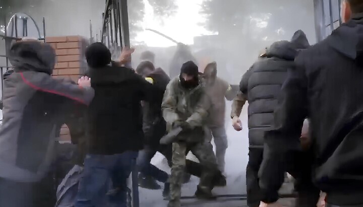 Молитовники ПЦУ мирно заходять до Михайлівського собору УПЦ у Черкасах. Фото: СПЖ