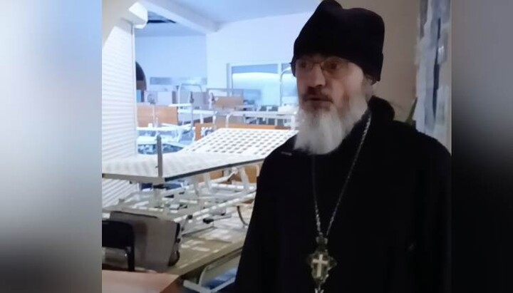 Протоієрей Олег Плетень біля заблокованого храму в лікарні Запоріжжя. Фото: СПЖ