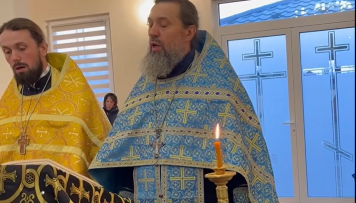 Духовенство громади УПЦ в с. Дубівці читає Акафіст Божій Матері. Фото: скріншот відео Фейсбук