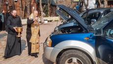 UOC primate blesses vehicles for evacuating the wounded from the front