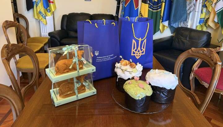 Куличі з пасхальними баранчиками. Фото: Facebook