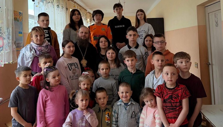 Священник с воспитаниками детского дома «Барвинок». Фото: Мукачевская епархия