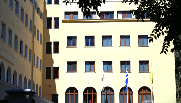 Η Εκκλησία της Ελλάδος επιβεβαίωσε την άρνησή της να αναγνωρίσει τους ΛΟΑΤΚΙ γάμους μετά την απόφαση του δικαστηρίου