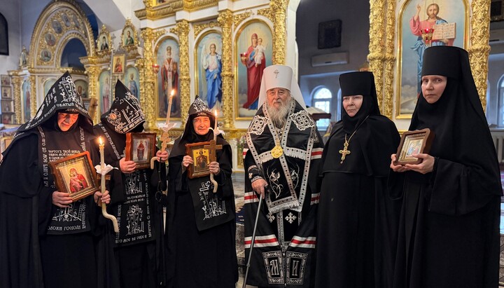 Митрополит Іриней з новопостриженими черницями в Тихвинському монастирі м. Дніпро. Фото: Дніпропетровська єпархія