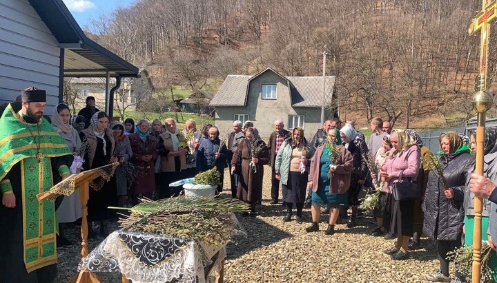 Освячення верби у гнаній парафії УПЦ. Фото: Telegram-канал «Перший Козацький»