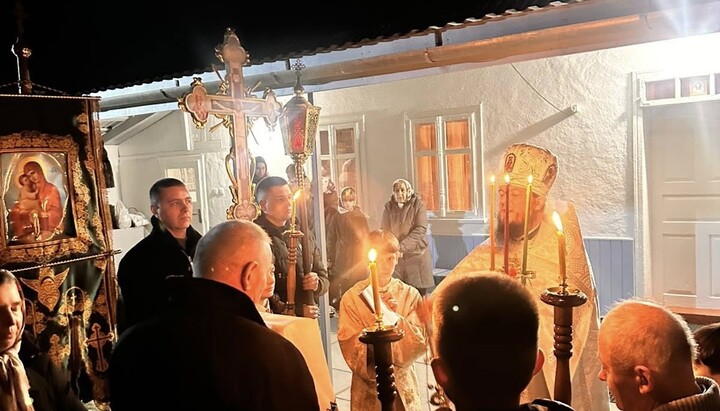 Громада УПЦ села Михальча у свято Світлого Христового Воскресіння. Фото: Facebook
