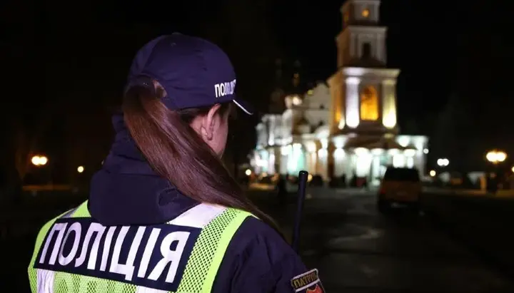 Полиция контролирует порядок во время богослужения. Фото: poltava.today