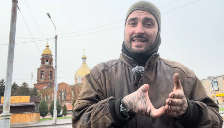 Оніщенко на тлі Олександро-Невського собору в Слов'янську. Фото: ютуб-канал Оніщенка